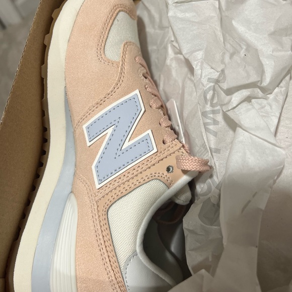 New Balance 574 Women’s Sneaker - Picture 6 of 8